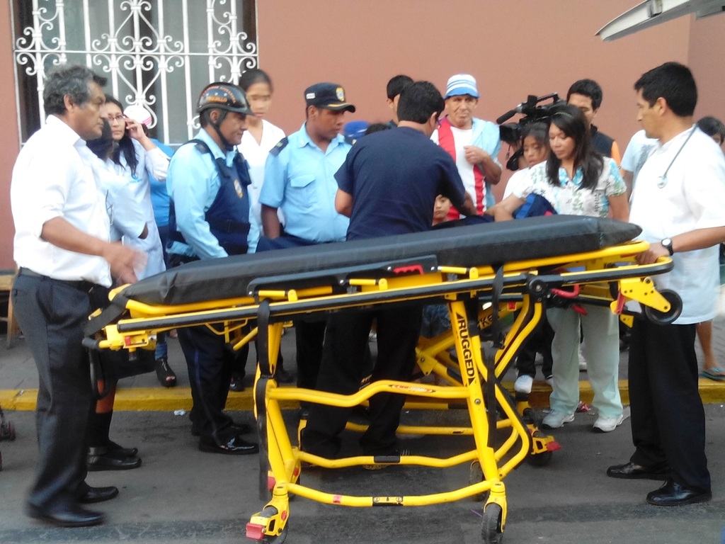 Mujer se descompensó y sufre desmayo durante procesión