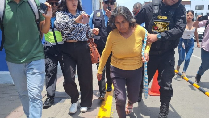 Mujer es herida de bala tras resistirse al robo en plena plaza de Armas de Trujillo      