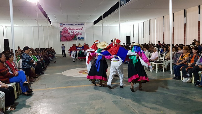 Más de mil mujeres de Víctor Larco reciben homenaje de la municipalidad en su día