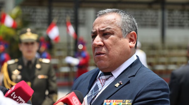 Adrianzén rechaza proyecto de ley para reincorporar docentes sentenciados por terrorismo