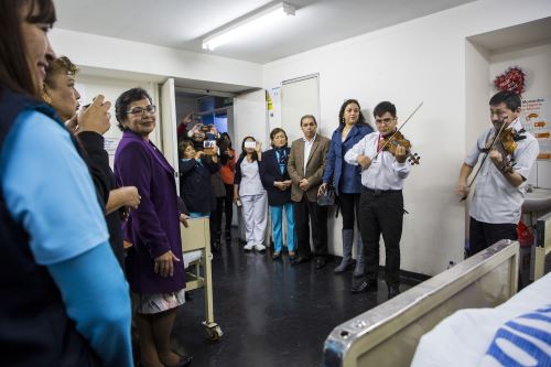 Orquesta Sinfónica de Trujillo deleita a los pacientes de hospital