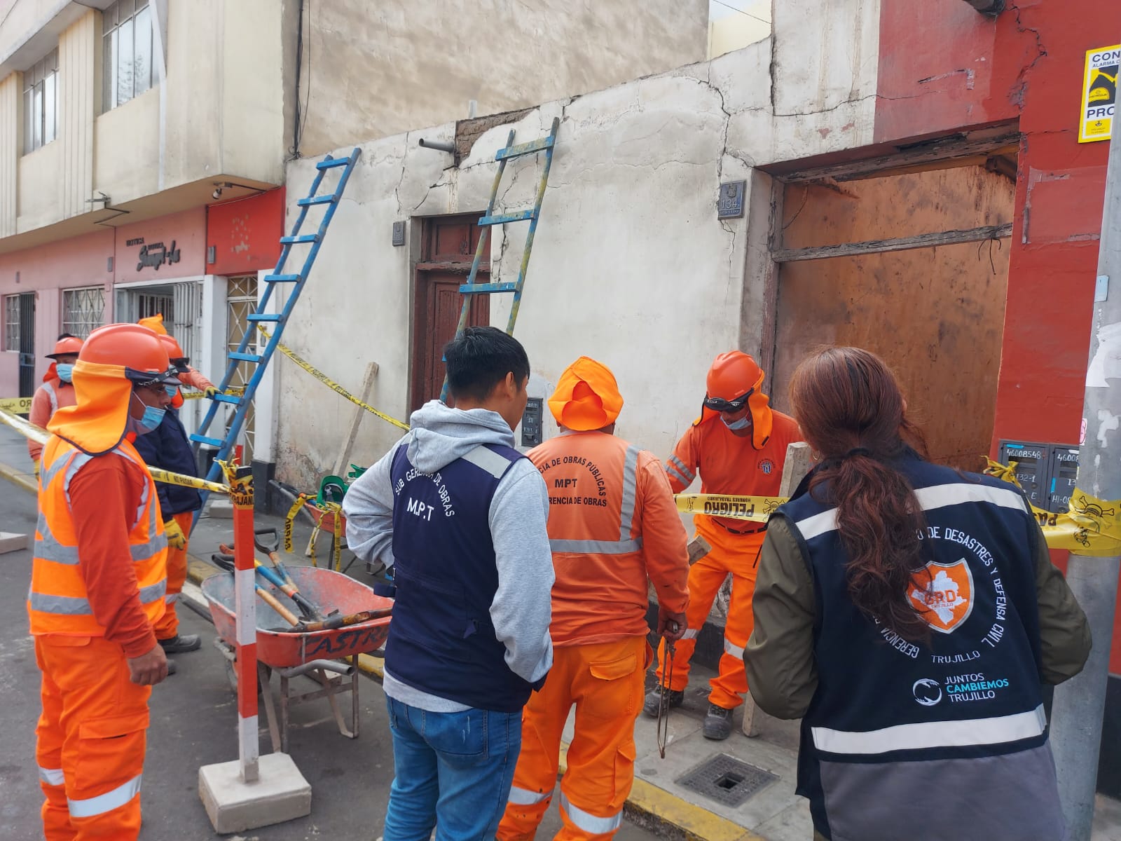 Ancianos se quedan a la interperie tras el colapso de uno de los muros de su vivienda en el centro histórico de Trujillo