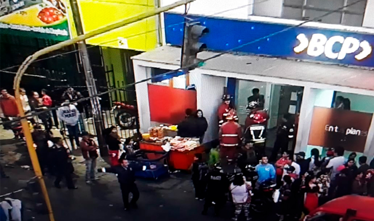 Trujillanos se quedan atrapados en local de cajeros automáticos