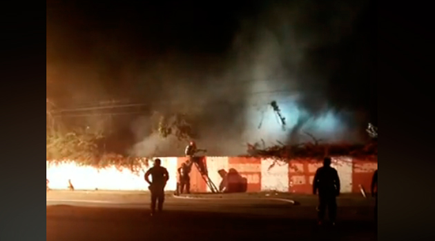 Moche: bomberos derribaron pared para apagar incendio