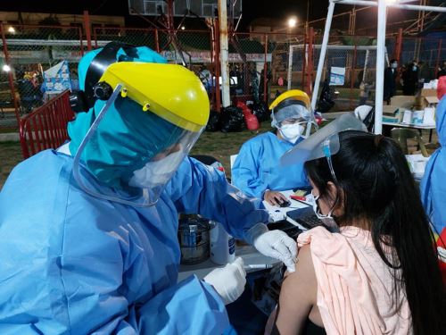 Suspenden vacunación a menores de 12 a 17 años que se quería realizar en regiones