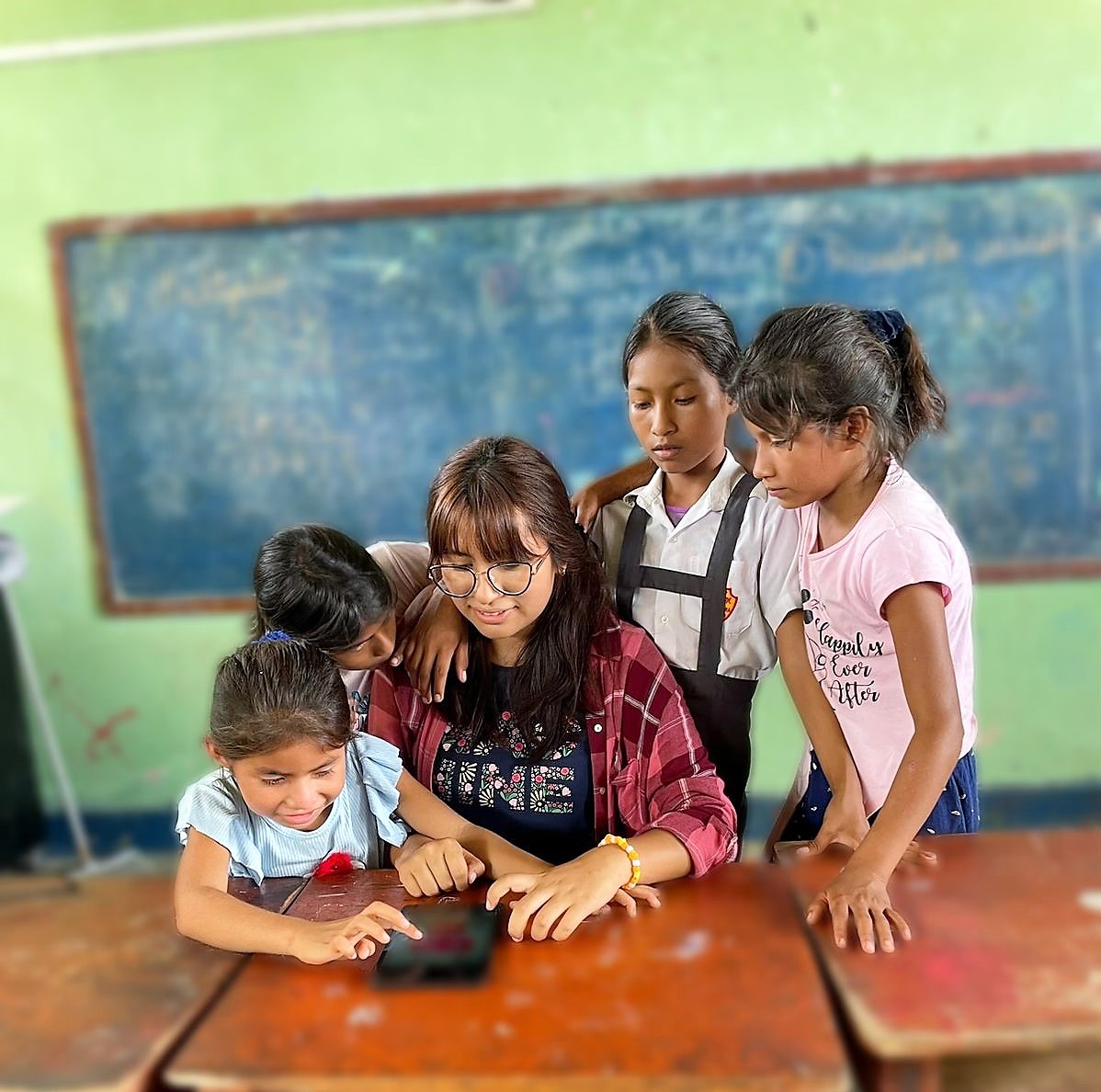Joven carhuacina crea robot que ayuda a aprender a los niños de comunidad amazónica   