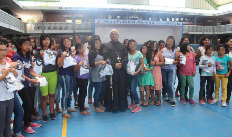  Trujillo: arzobispo visita a niñas de albergue refugiadas en colegio