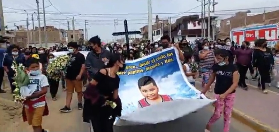 Familiares de niño asesinado por sicarios protestaron fuera de la comisaría de Miramar