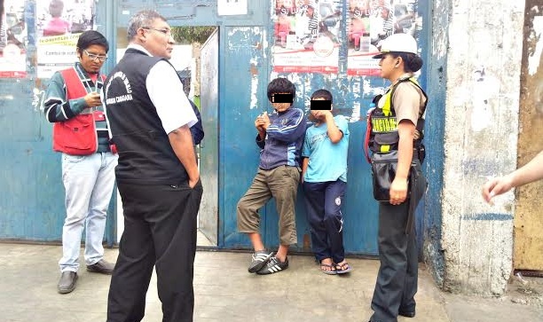 Serenazgo rescató a dos niños que pasaban la noche en la copa de un árbol