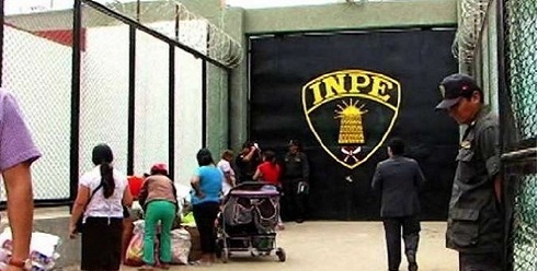 Congresista Diego Bazán propone reestructurar INPE para acabar con mafias