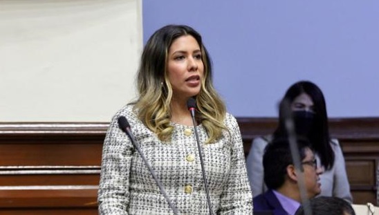 Pleno rechaza y archiva moción de censura contra parlamentaria Rosselli Amuruz