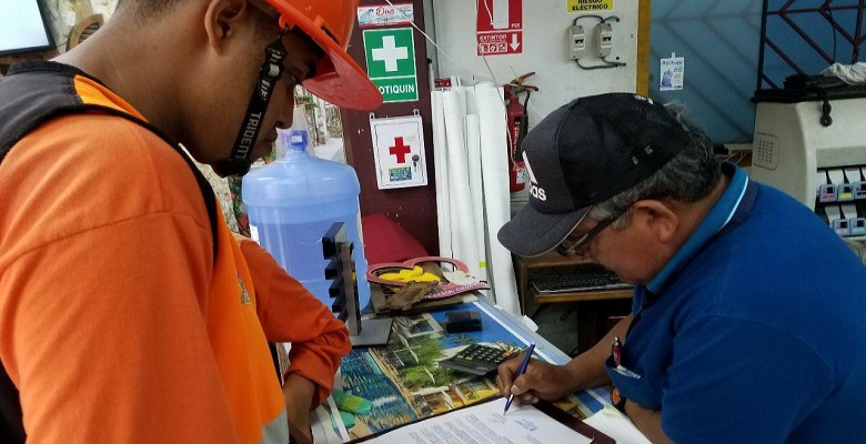 Defensa Civil notifica a decena de locales comerciales de la avenida Perú