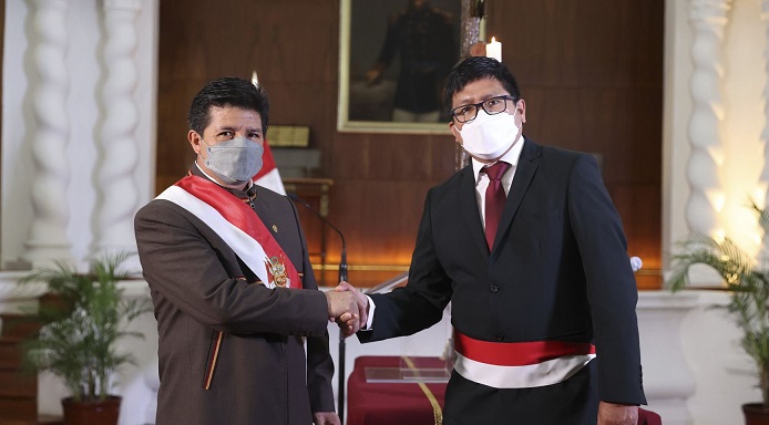 Médico cirujano Jorge López Peña jura como nuevo ministro de Salud