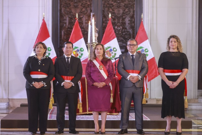 Presidenta Dina Boluarte toma juramento a tres nuevos ministros de Estado