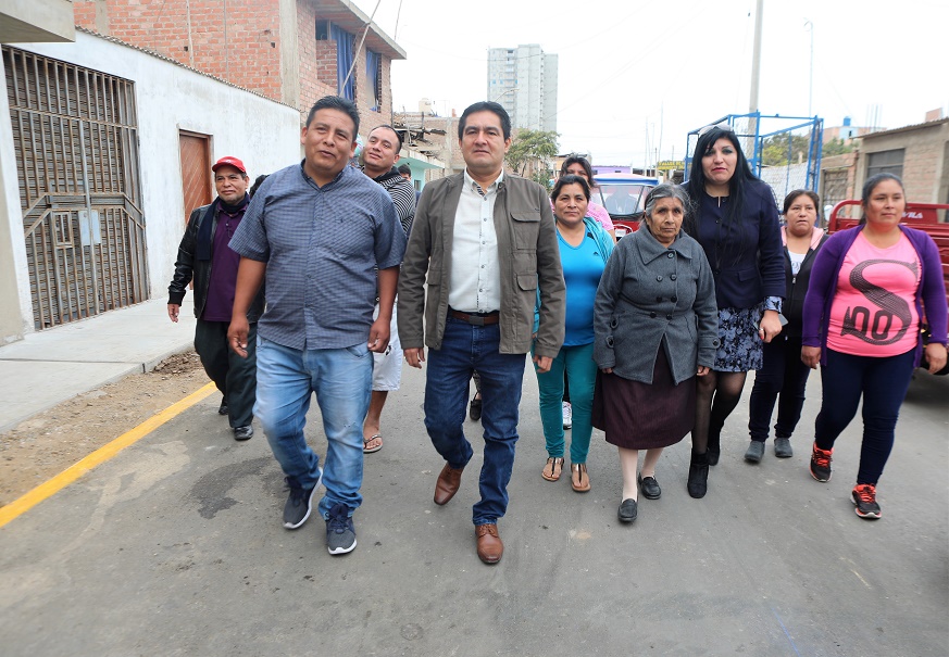 Victor Larco: alcalde entregó obras de pistas y veredas en “Los Manguitos”