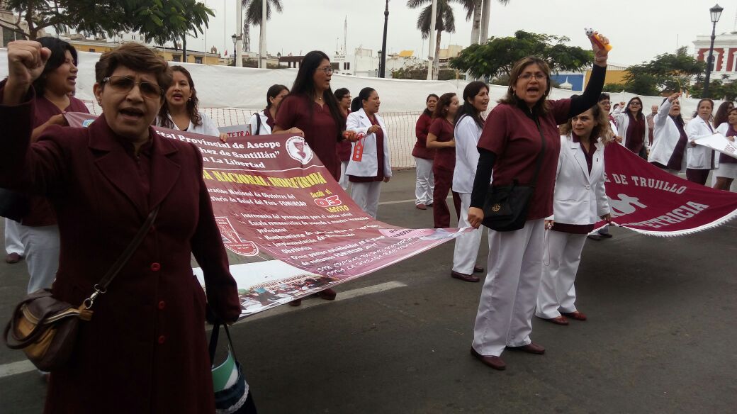 La Libertad: obstetras continúan con protestas en segundo día de huelga