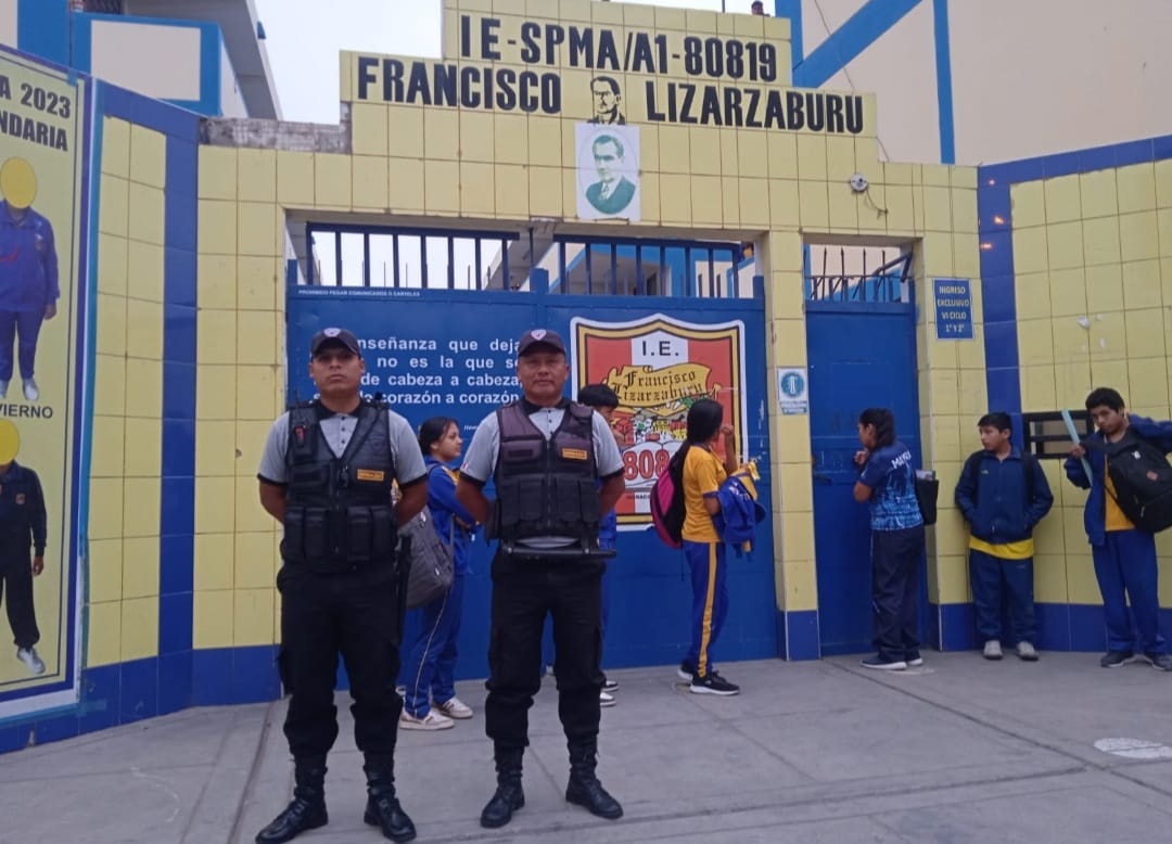 La Libertad: serenos y PNP vigilan entradas y salidas de colegios en El Porvenir