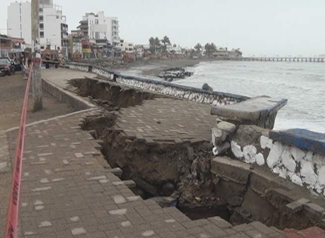 Oleaje anómalo destruye malecón de Huanchaco