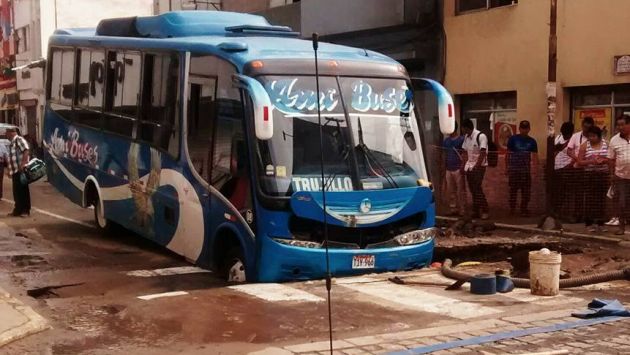 Bus se hunde en enorme forado en plena avenida Grau