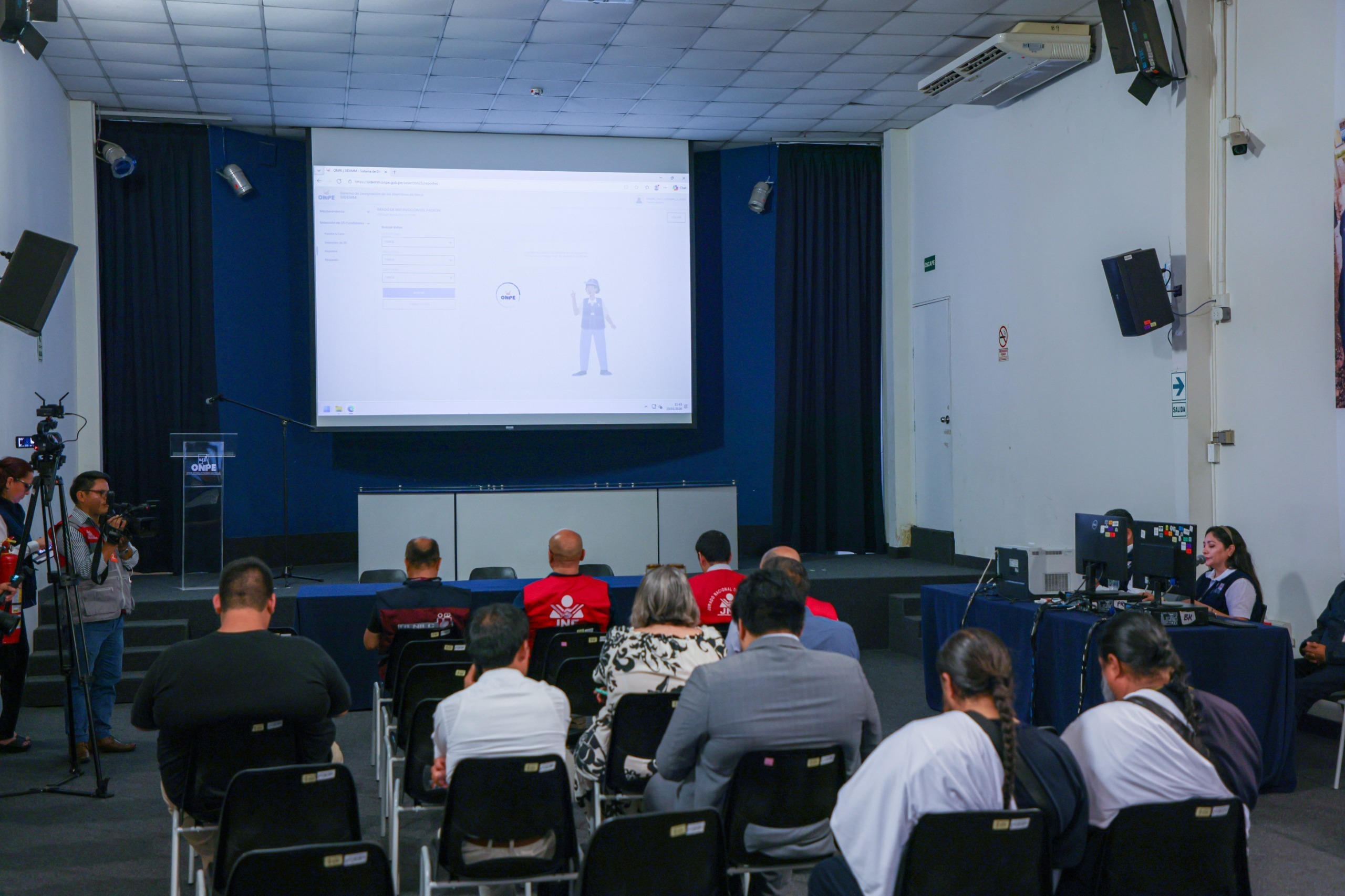  ONPE selecciona candidatos a miembro de mesa 