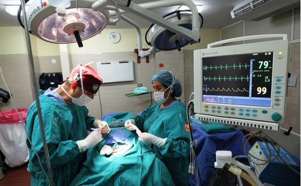 Médicos salvan a paciente al extraerle tumor de 4 kilos