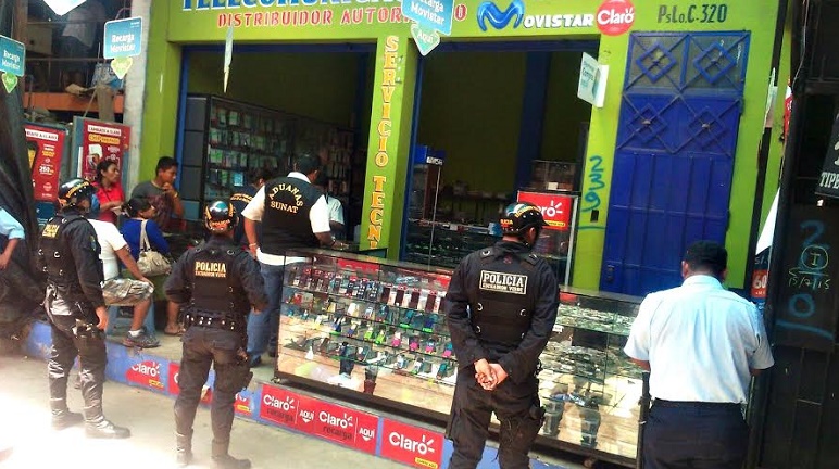 Aduanas interviene puestos de venta de celulares en mercado La Hermelinda