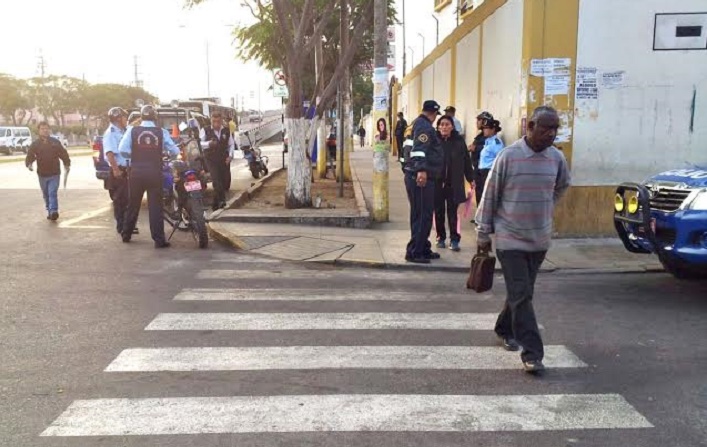 Desalojan a ambulantes que estaban instalados junto al Hospital Regional