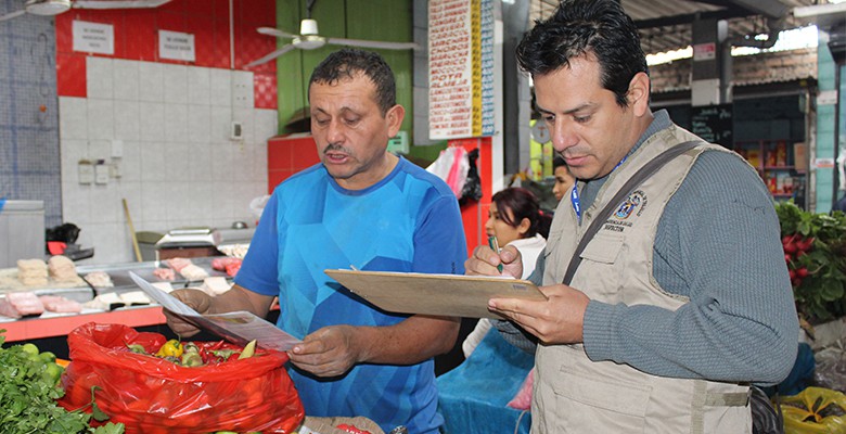 Notifican a más de 20 puestos durante operativo en Mercado Zonal Palermo