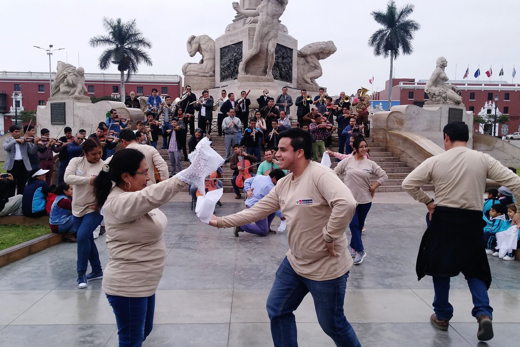 Orquesta Sinfónica de Trujillo sorprendió a transeúntes con concierto en plena Plaza de Armas