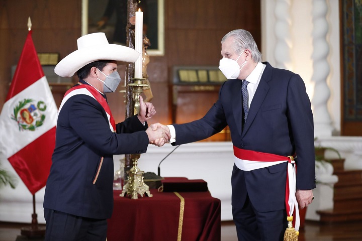  Presidente Castillo juramenta a Óscar Maúrtua como nuevo canciller