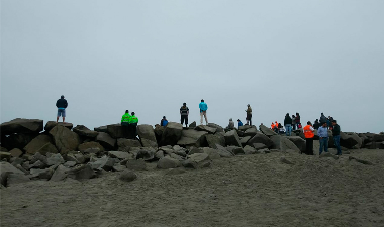 Moche: policías salvan a dos adolescentes que estaban ahogándose 