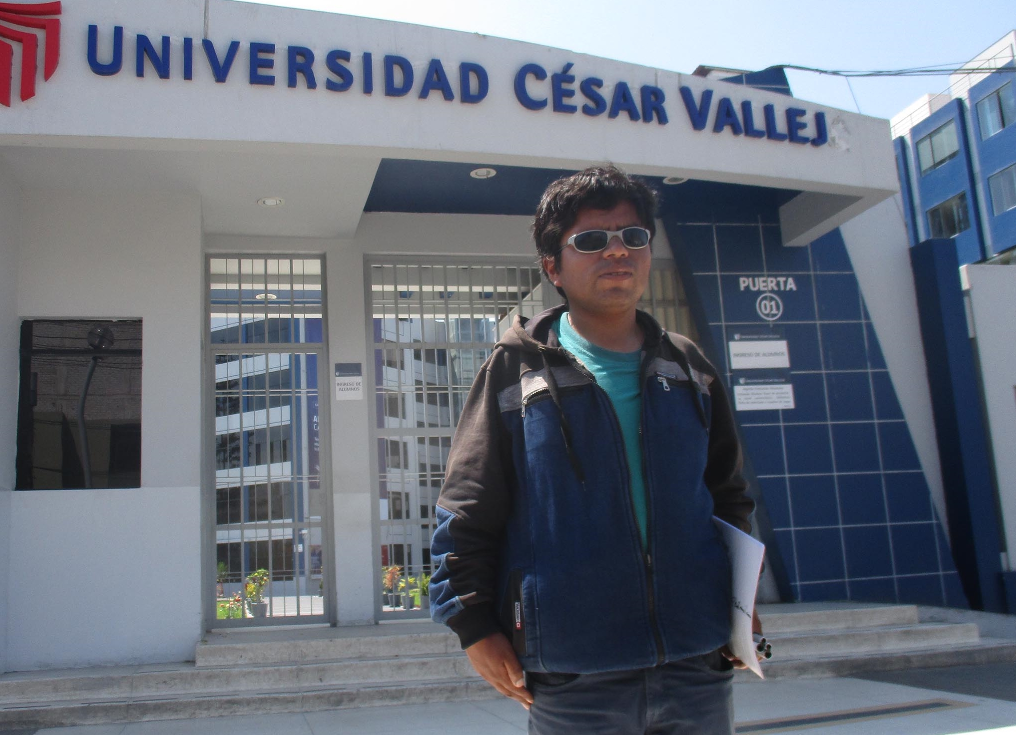 Funcionario de la UCV entrega beca sin valor a invidente puneño