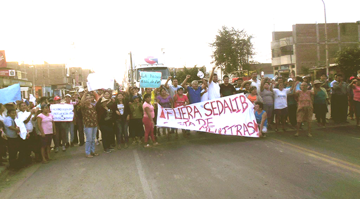 Pobladores de Pacanguilla protestan ante aniegos de aguas de desagües