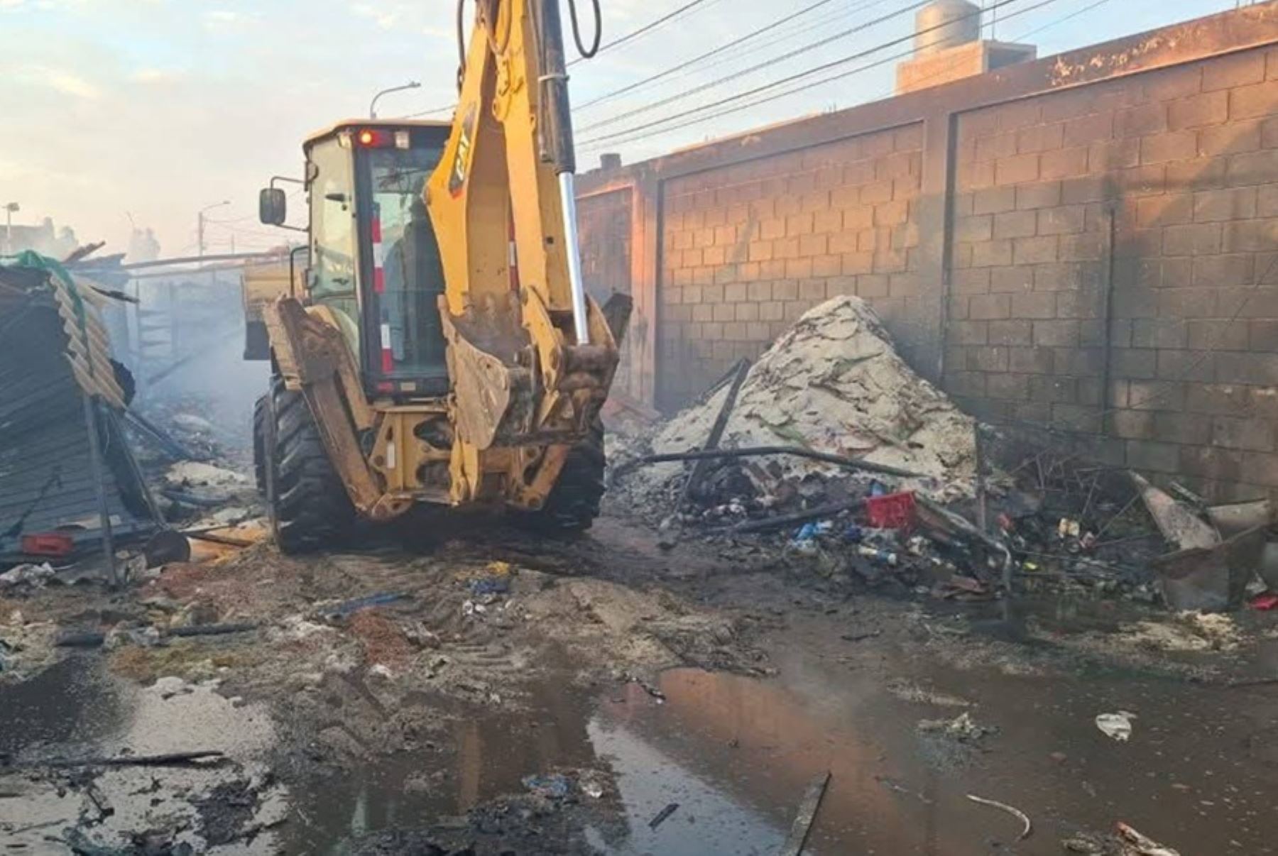 Incendio arrasa 11 puestos de venta en mercado zonal de Pacasmayo