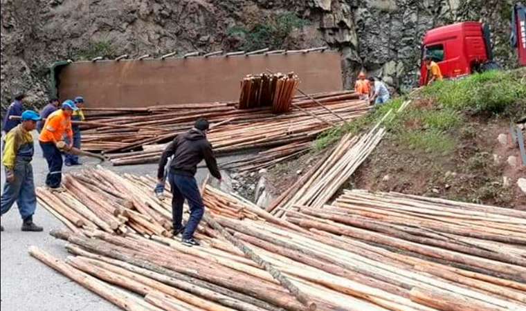Carreta de camión vuelca y bloquea carretera cerca del desvío a Otuzco
