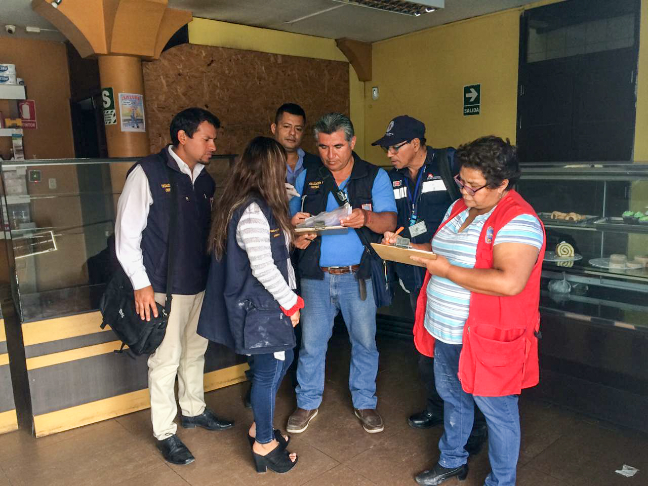 Personal municipal multa con S/ 8,400 a panadería por condiciones insalubres en El Golf