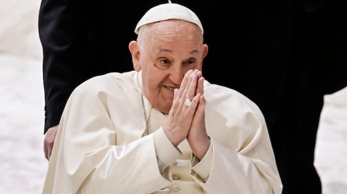 El papa Francisco no está “fuera de peligro”, afirma uno de sus médicos