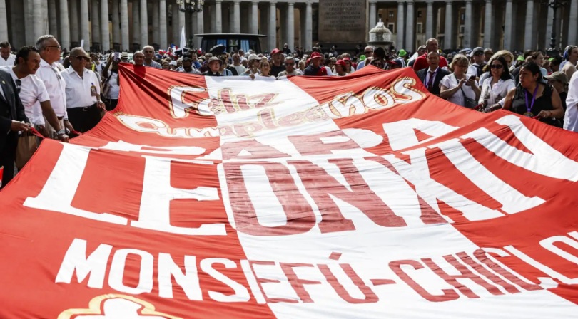 El papa agradece los rezos por su 70 cumpleaños ante multitud con presencia peruana