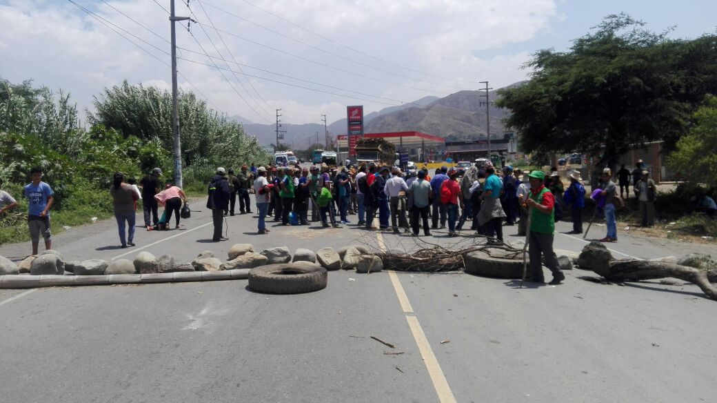 Simbal: agricultores de papa no dan marcha atrás con paro y bloquean carretera