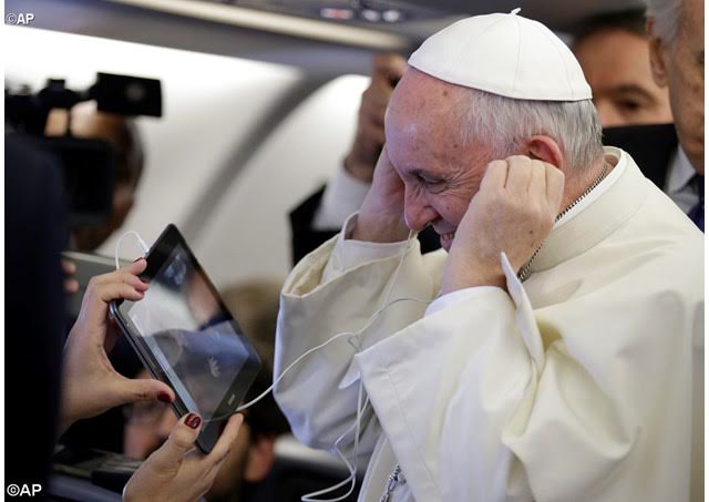 Papa Francisco convoca a comunicar buenas noticias y esperanza