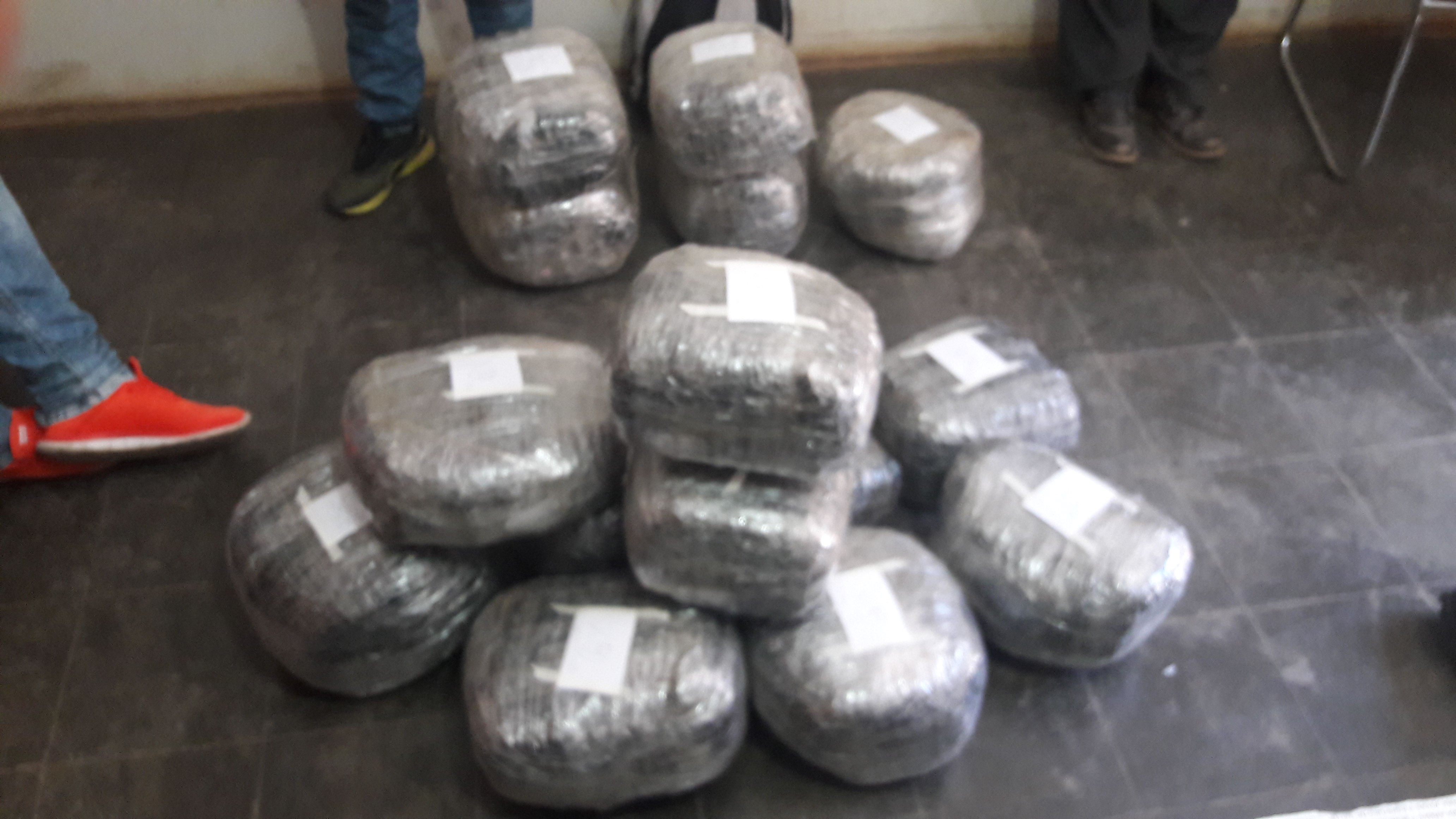 Detienen a tres sujetos con 45 kilos de droga en Santiago de Chuco
