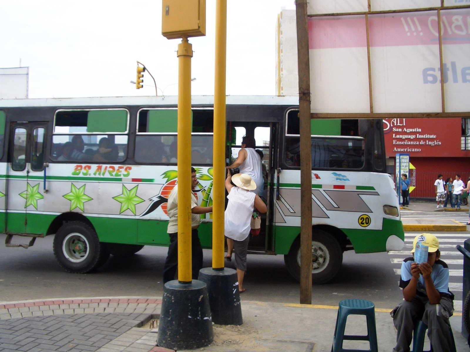 Municipalidad instala paraderos para buses de transporte interurbano en Trujillo