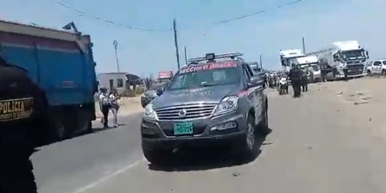 Conductores de transporte pesado realizan piquetes en cruce de Salaverry