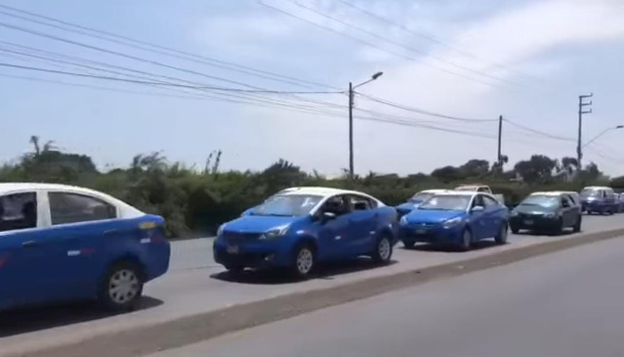 Taxistas y colectiveros acatan paralización exigiendo reducción del precio del combustible en Trujillo 