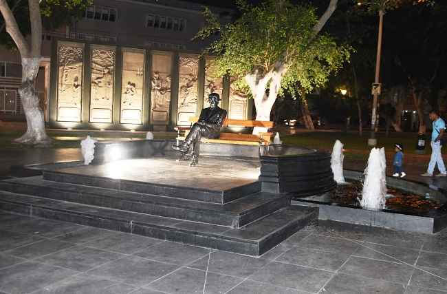 Realizan mantenimiento de parques en el distrito de Víctor Larco