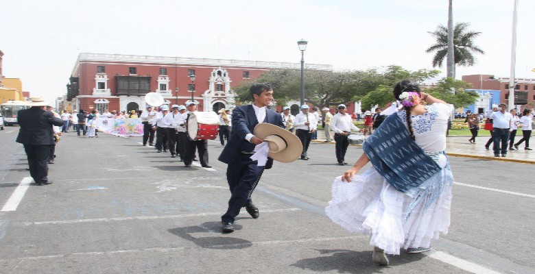 Inició “mes de la primavera” con un colorido pasacalle en el centro de Trujillo