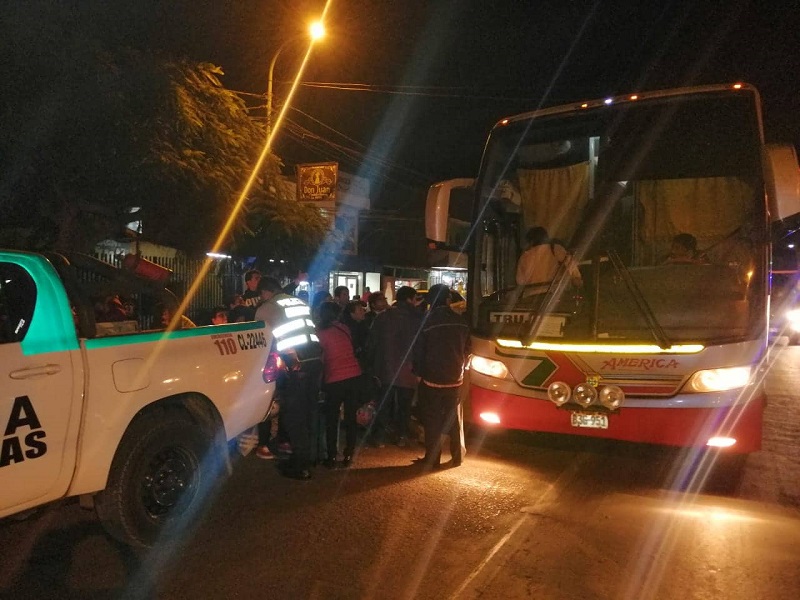 Pasajeros se quedan varados en puente Virú por falla en bus