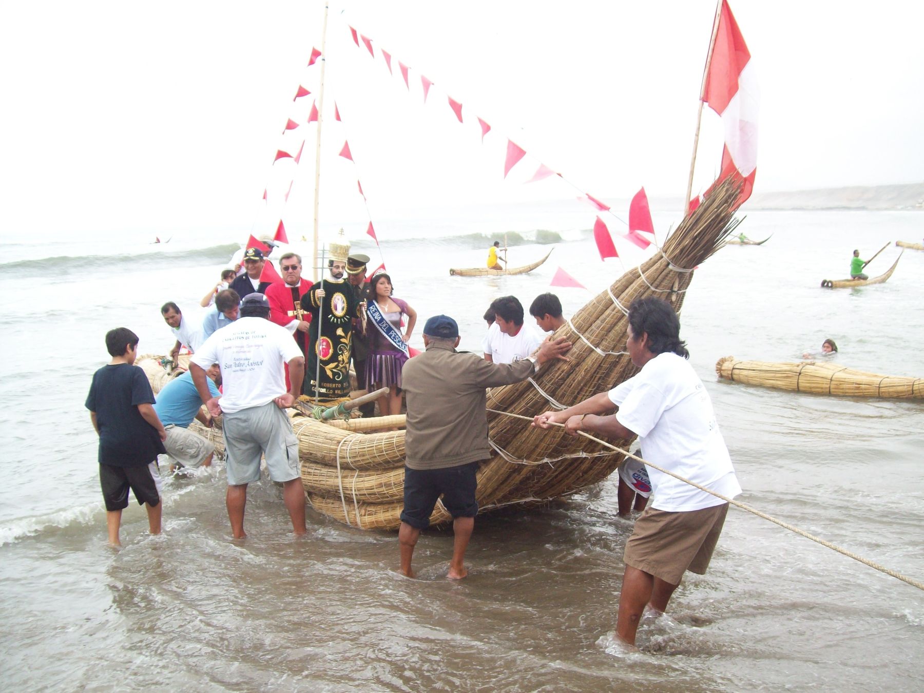Pescadores se hacen a la mar para que totorales de Huanchaco no desaparezcan