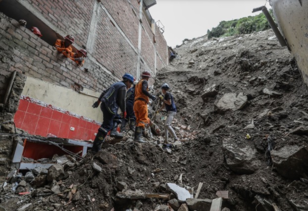 Más de cien damnificados, 8 muertos y 12 viviendas destruidas dejó derrumbe de cerro en Retamas