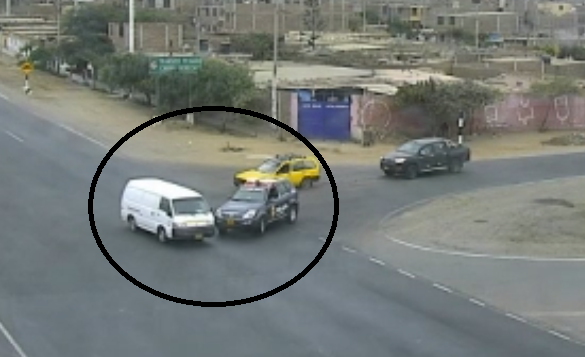 Patrullero y minivan chocan en entrada a Salaverry